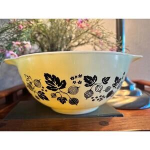 Vintage Pyrex Gooseberry Yellow and Black Cinderella 442 Mixing Bowl 1.5 Qt